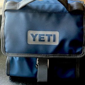 Yeti day trip lunch bag navy PRICE FIRM